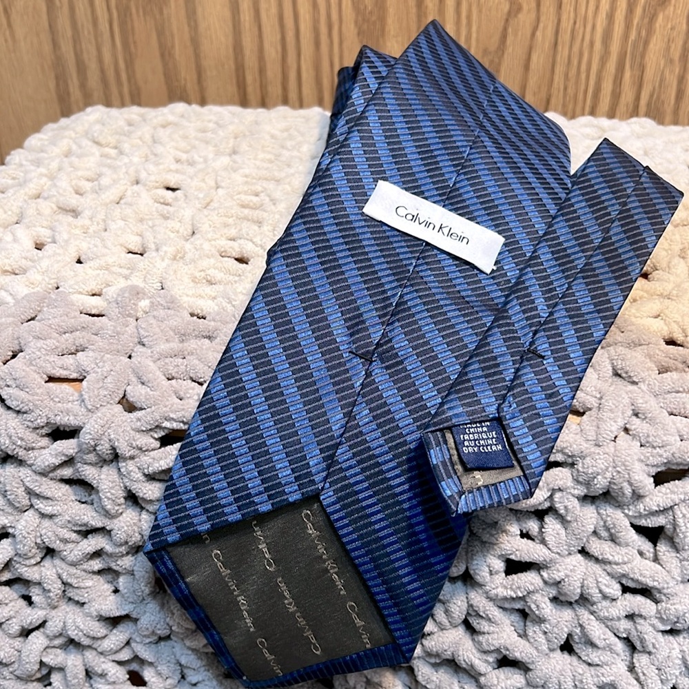 NWOT Calvin Klein Men’s blue silk tie - Picture 6 of 9